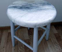 Cararra marmorering på sitsen och gråmålade ben
